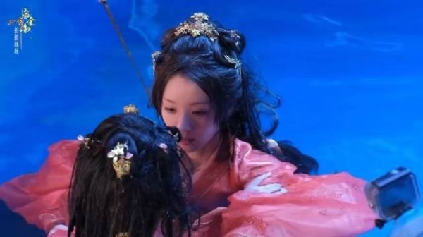 田曦薇水下拍摄花絮 绑威亚往下拽好辛苦