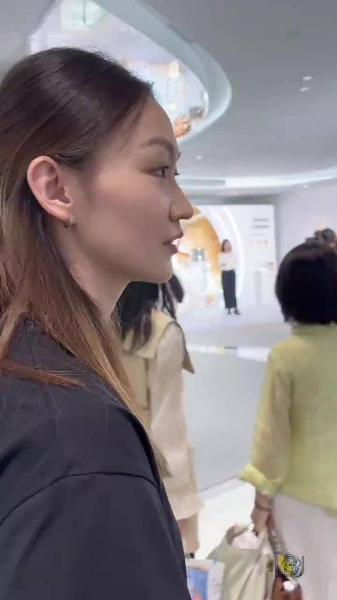 李冰洁现身武汉麦吉丽活动,状态在线氛围热烈