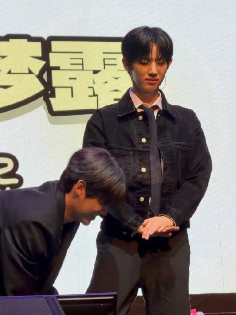 BJD娃娃任人摆布 大金毛玩美了