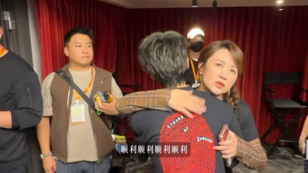 马丽王俊凯路演后台拥抱,马丽祝王俊凯演唱会顺利