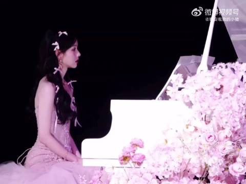 陈都灵生日会钢琴演绎特别的人
