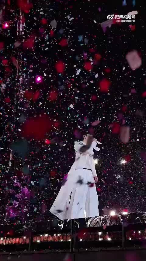 张杰演唱会成歌迷长大后的水晶球