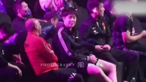 被全场调侃还能笑的这么开心,你猜是为什么?