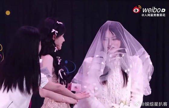 陈都灵这是铁了心养梦女啊,单膝下跪戴戒指谁扛得住