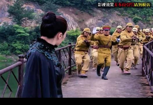美女特工被包围,身陷绝境,为了守护情报,毅然决然跳下悬崖,致敬女英雄