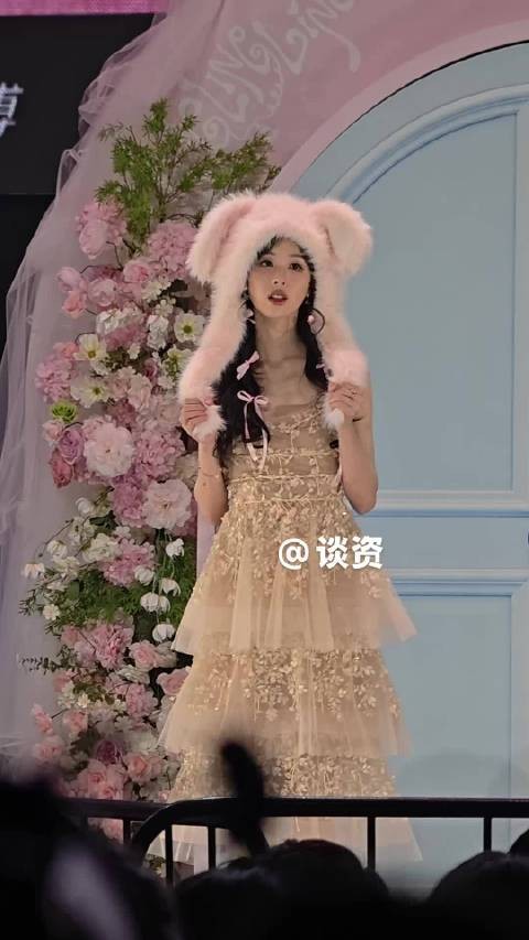 诚邀所有人来看嘟嘟这个可爱三连拍 太萌惹！