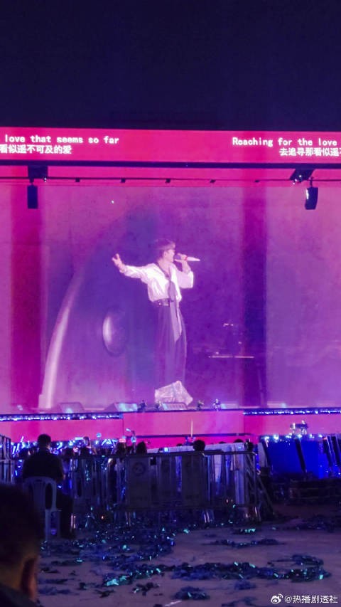 张杰演唱会彩带飘落，漫天碎光藏无数人热爱