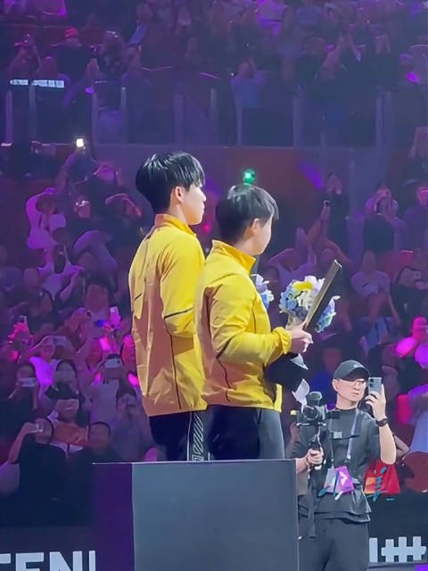头哥那晚唯一笑，全场沸腾谁收到手捧花