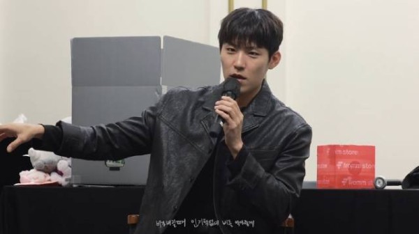 朴佑镇1013solo回归 签售会饭拍透露足球队踢边锋