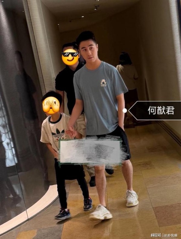 何猷君独自带娃逛商场，身边有保镖陪同，紧牵儿子手好有爱