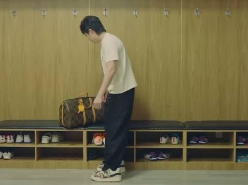 钦阳更新王楚钦新广告，颠球穿两年前直播衣服鲨鱼鞋