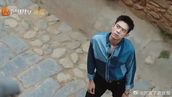 谢之遥生闷气，下意识砸红豆玻璃，被晓春发现尴尬了