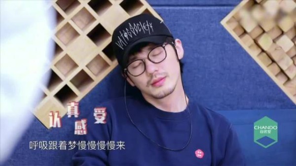 白宇自曝在摇晃跑步机上唱歌险掉下舞台
