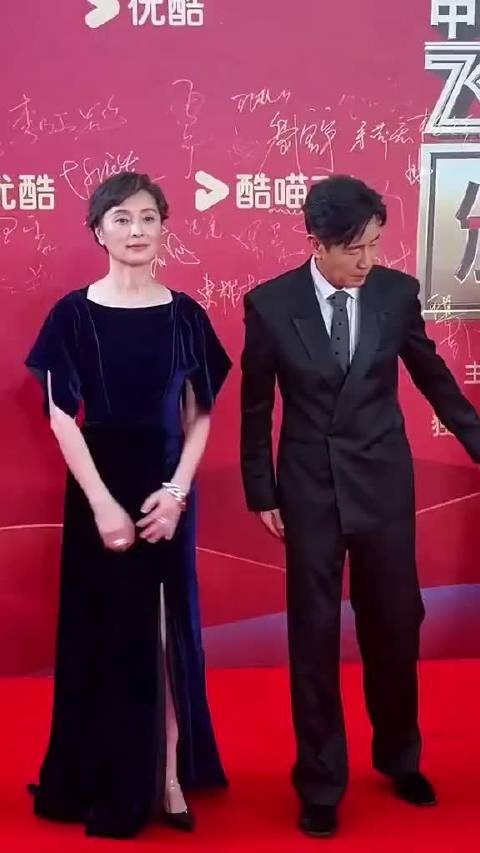 于和伟吴越亮相飞天奖红毯,状态在线气场非凡