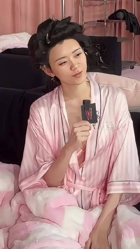 奚梦瑶期待女儿看走秀视频夸她很漂亮