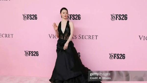 单依纯维密中国区代言人亮相2026维密大秀粉毯