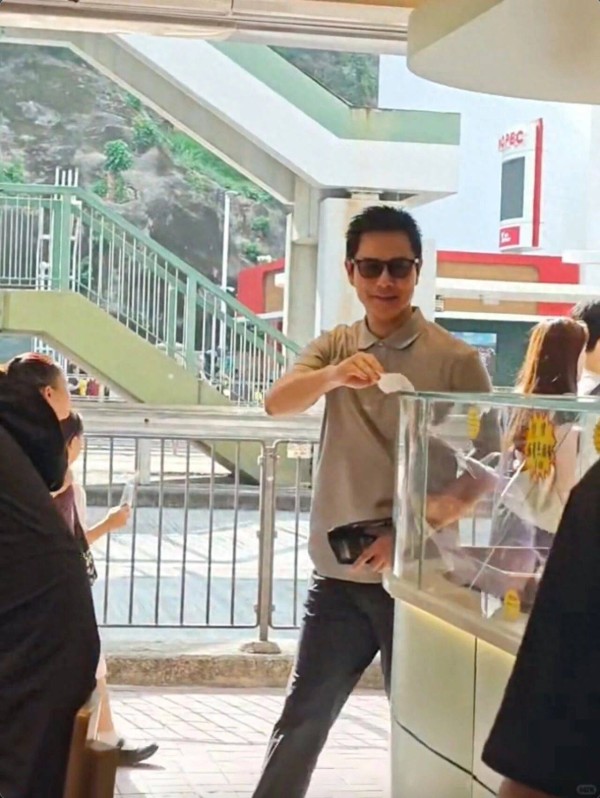 TVB视帝现身两餸饭店,被指太接地气,笑着点菜获赞亲切