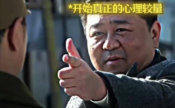 男人被敌人团团围住,仅凭一个手势突出重围