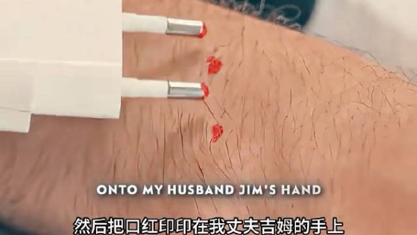 美女用口红和一条假蛇,让出轨的丈夫原形毕