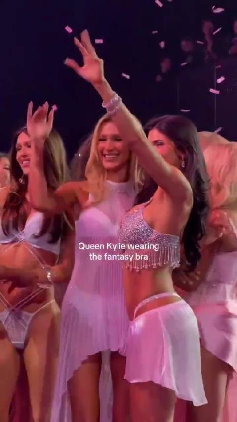 天呐Bella真的好甜 给Kylie欢呼