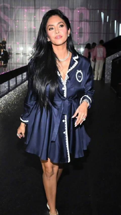 瓦妮莎助阵女儿走维密！身材不输当年，44岁还这么美，状态在线