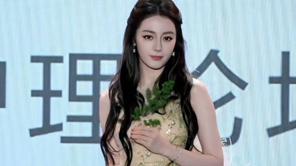 我怎么有点睁不开眼睛 原来是被迪丽热巴这个颜霸闪耀到了