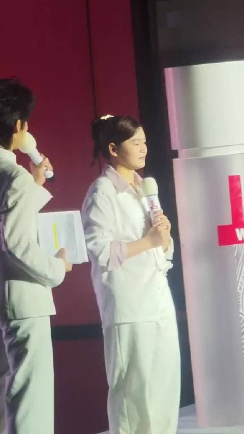 今天终于见到全红婵本人了,真人比镜头里看着瘦了不少