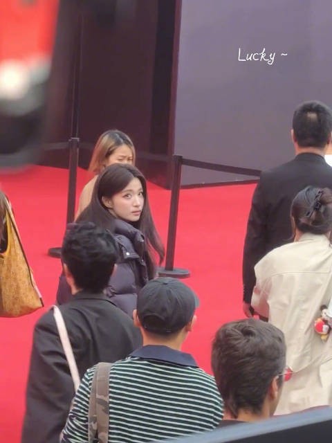 王楚然all black御姐造型亮相,一步三回头给粉丝打招呼