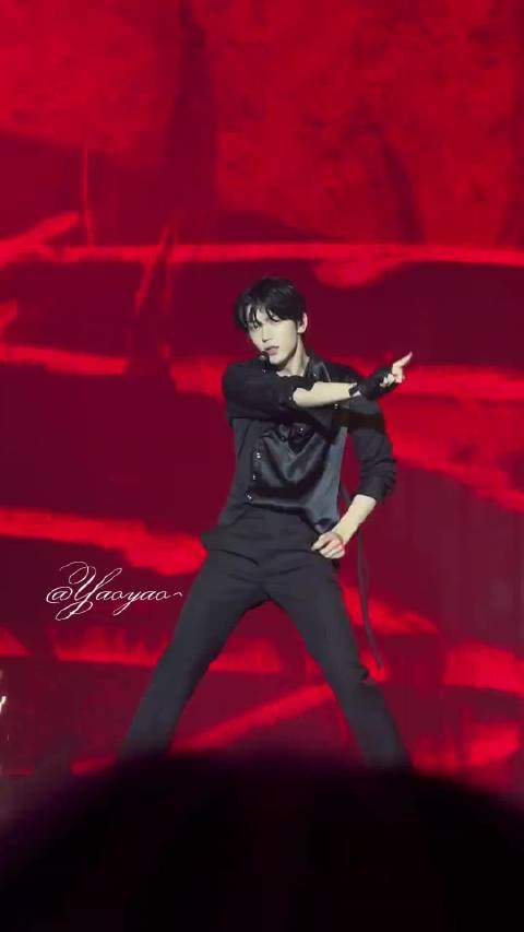 崔秀彬舞台身材引惊叹