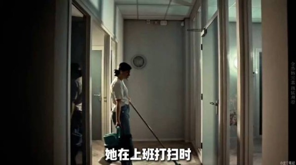 “我把假人模特丢进仓库,下班它却跟在我身后!”