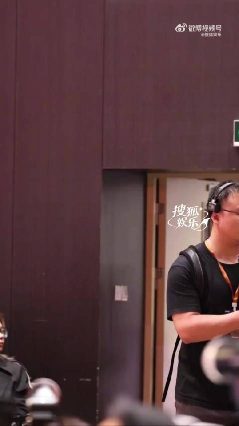田曦薇修身鱼尾红裙盘发 网友：明艳大美女！