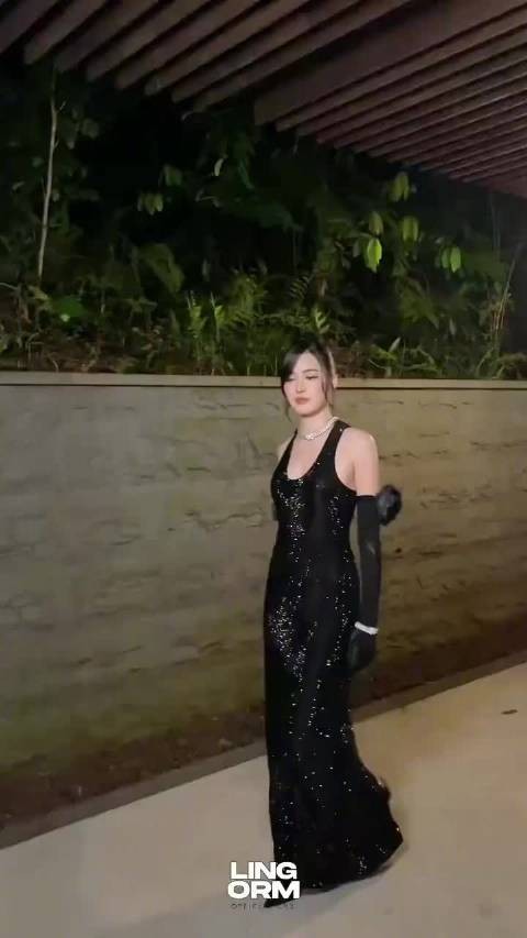 邝玲玲亮相新加坡卡地亚活动 走路气场绝了