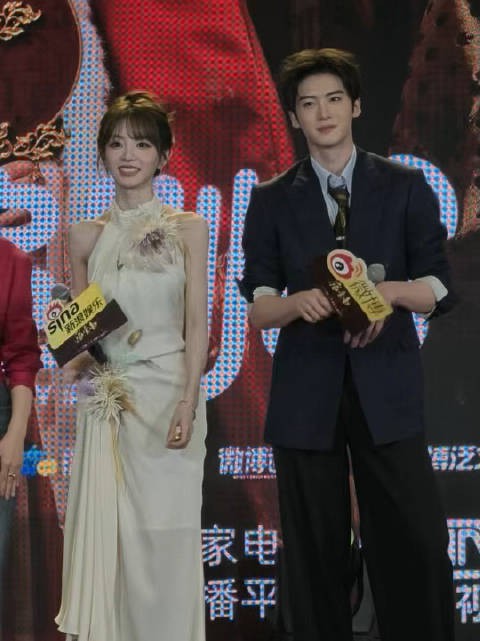 田曦薇毛林林合唱好日子，母女同框喜庆氛围拉满