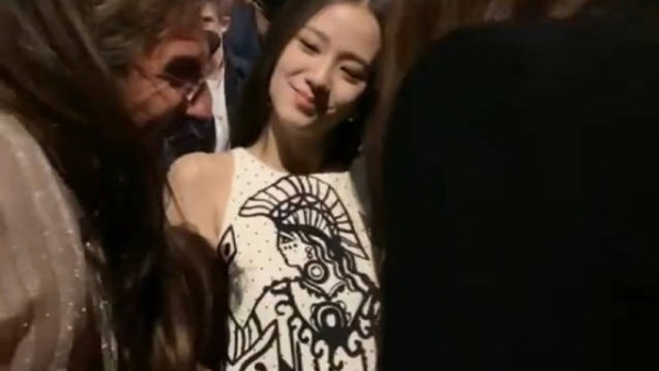 五年前DIOR CEO对JISOO称若YG解约愿带走她