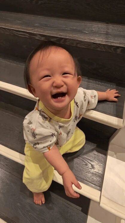 香港男星方力申晒女儿近况，10个月女儿会爬楼梯，爸爸忙着防磕碰