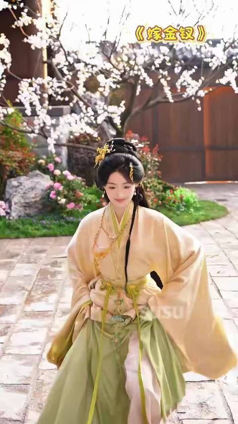杨雨潼谢画楼吃席特写惊艳,眉眼细节圈粉