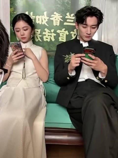 哈哈哈哈哈哈哈没有人告诉谭松韵刘学义在直播吗?