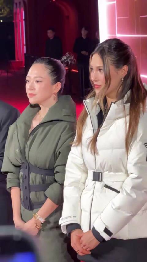 章子怡和谷爱凌同框，章子怡侧颜无敌了，鼻子太好看了