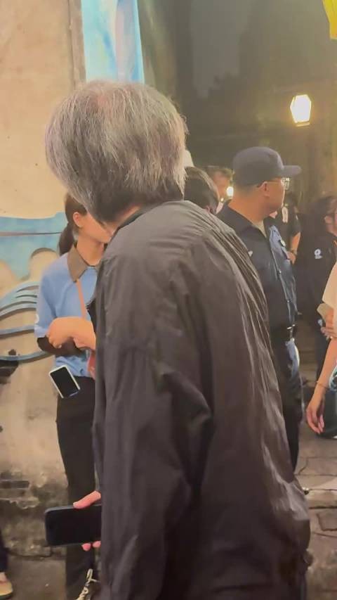 网友乌镇偶遇马頔李纯牵手去吃长桌宴