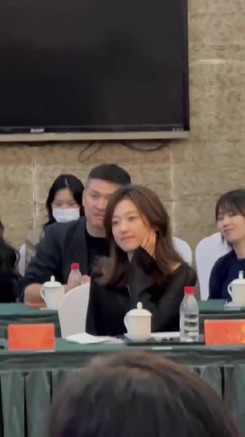 孙千现在和井柏然保持距离了,很有边界感了,即使被夸了也不往那