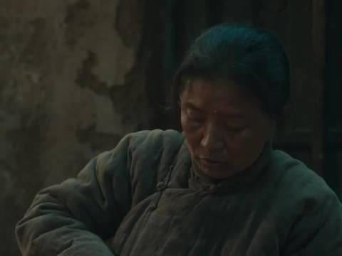 迟蓬拍生万物蹲地头啃煎饼被大爷认作新媳妇