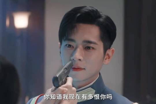 心上人为未婚夫枪指自己，救她母亲受伤未处理