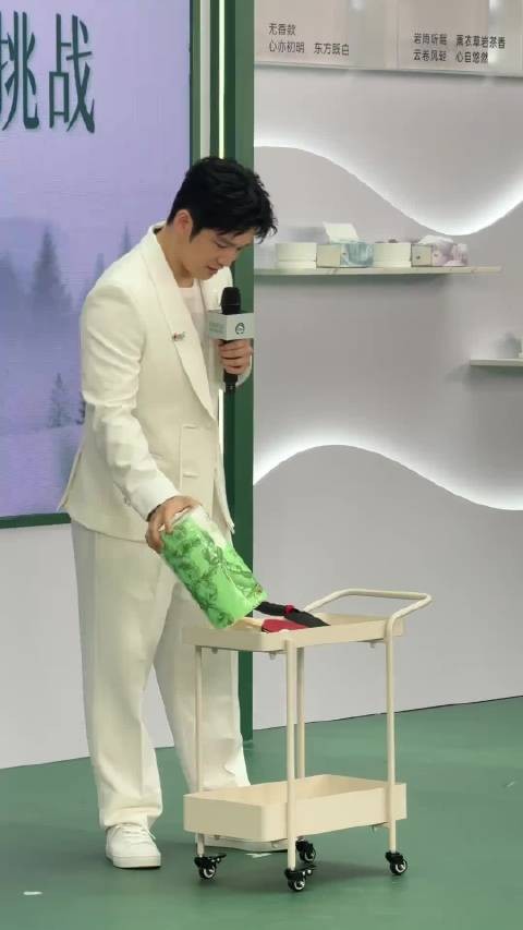 樊振东广州穿白西装用纸巾打乒乓球答主持人问