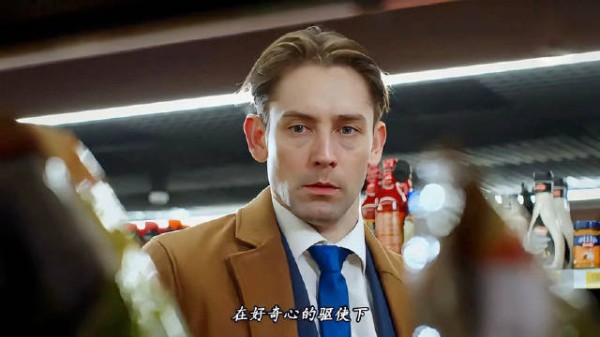 男人超市购物意外在货架上发现了一个女人