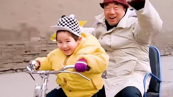 孙子和爷爷相依为命，妈妈突然出现将其分开