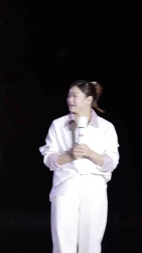 全红婵下班快乐到飞起，活动状态绝佳长成大姑娘