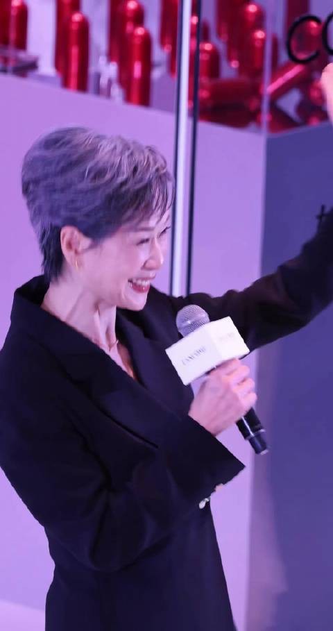叶童黑色西装太帅气了,又美又飒,实力和魅力能够跨越任何年龄,闪闪发光!