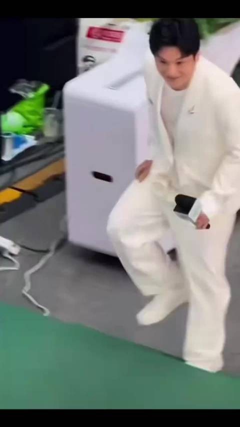 樊振东白色西装亮相广州商场,球迷齐喊下个赛场见