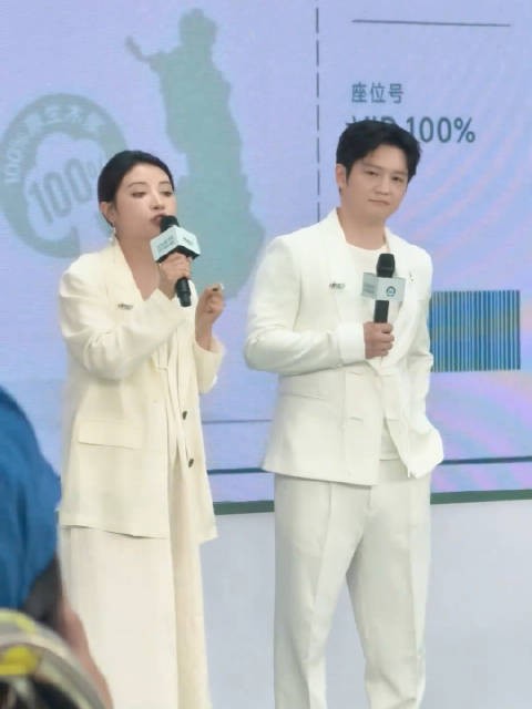 樊振东广州赛场用心相印纸巾擦汗