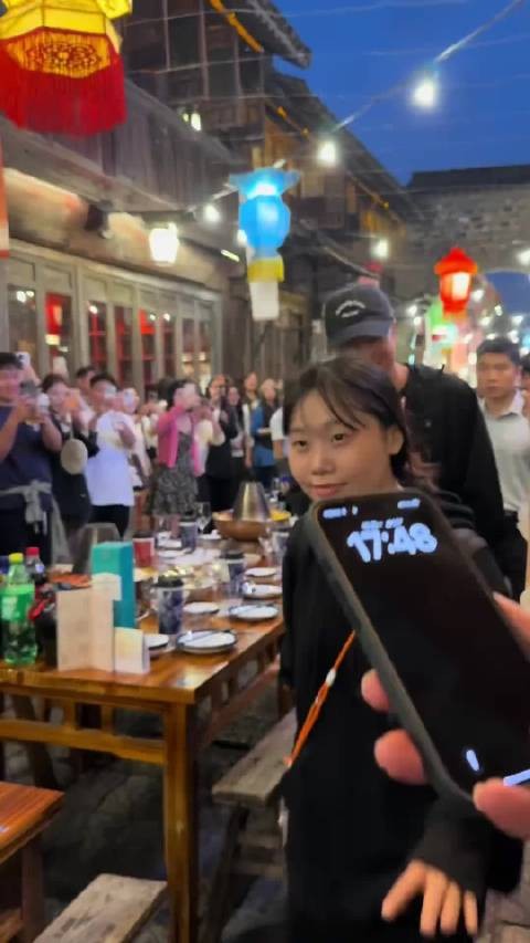 太炸裂!乌镇长街宴近距离贴脸看明星 谁懂啊!